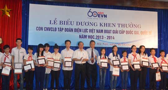 Tập đoàn Điện lực Việt Nam biểu dương khen thưởng học sinh giỏi con CNCNV năm học 2013-2014